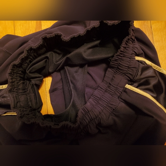 Lululemon Super Squad shorts. Black and gold. Size 6. Built in liner. - Picture 12 of 12